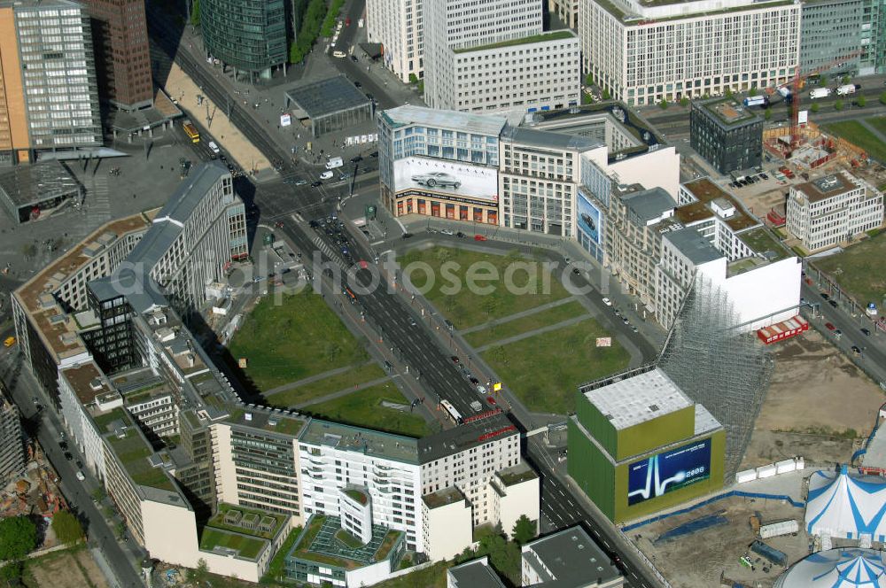 Aerial photograph Berlin - Blick auf den Leipziger Platz am Besucher- und Tourismusmagneten Potsdamer Platz am SONY-Center / Bahntower in Berlin-Mitte.