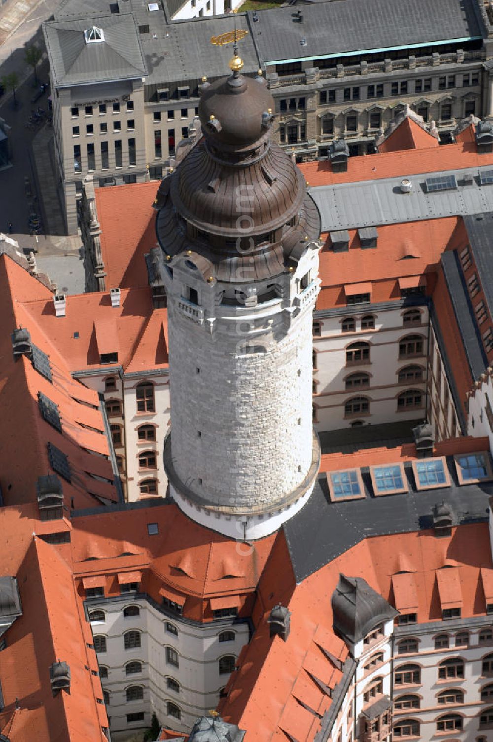 Leipzig from the bird's eye view: Blick auf das Neue Rathaus, früher war es die Pleißenburg. Sitz des Oberbürgermeisters (offizielle Anschrift: Stadt Leipzig, Der Oberbürgermeister, Martin-Luther-Ring 4-6, 04109 Leipzig, Telefon: +49 (0)341 123 0, EMail info@leipzig.de) Der Turm ist mit 114,5 m der höchste Rathausturm der Welt.