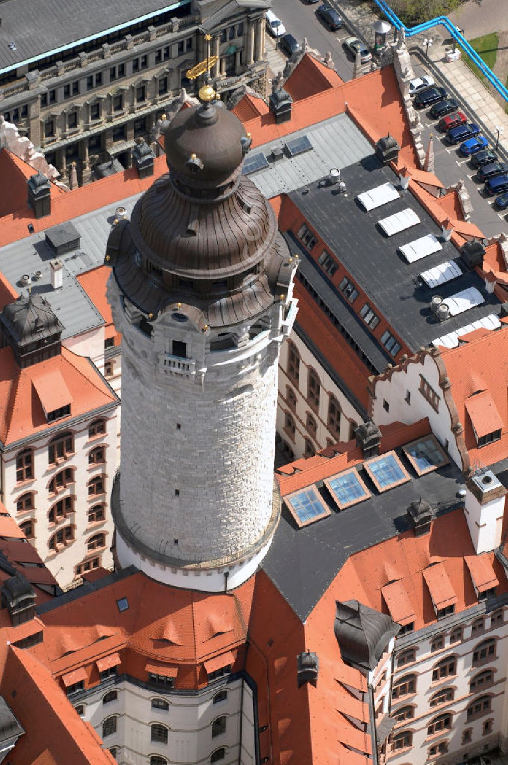 Aerial image Leipzig - Blick auf das Neue Rathaus, früher war es die Pleißenburg. Sitz des Oberbürgermeisters (offizielle Anschrift: Stadt Leipzig, Der Oberbürgermeister, Martin-Luther-Ring 4-6, 04109 Leipzig, Telefon: +49 (0)341 123 0, EMail info@leipzig.de) Der Turm ist mit 114,5 m der höchste Rathausturm der Welt.