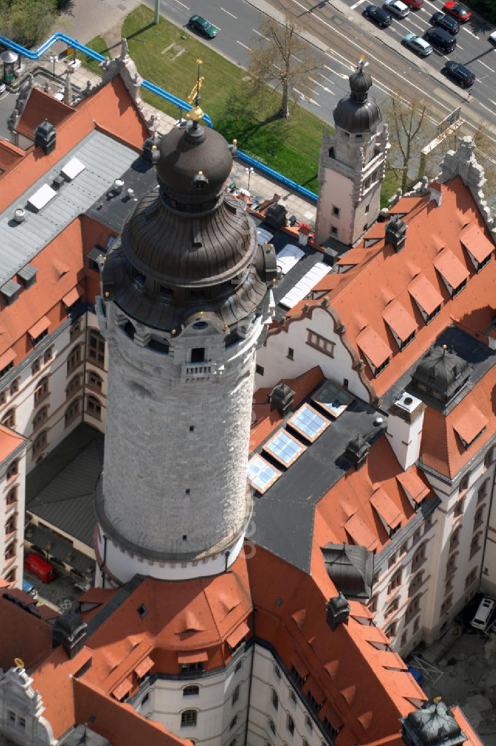 Aerial photograph Leipzig - Blick auf das Neue Rathaus, früher war es die Pleißenburg. Sitz des Oberbürgermeisters (offizielle Anschrift: Stadt Leipzig, Der Oberbürgermeister, Martin-Luther-Ring 4-6, 04109 Leipzig, Telefon: +49 (0)341 123 0, EMail info@leipzig.de) Der Turm ist mit 114,5 m der höchste Rathausturm der Welt.