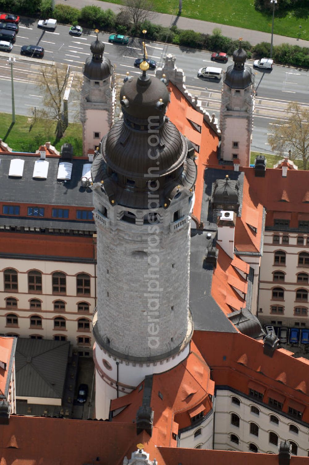 Leipzig from above - Blick auf das Neue Rathaus, früher war es die Pleißenburg. Sitz des Oberbürgermeisters (offizielle Anschrift: Stadt Leipzig, Der Oberbürgermeister, Martin-Luther-Ring 4-6, 04109 Leipzig, Telefon: +49 (0)341 123 0, EMail info@leipzig.de) Der Turm ist mit 114,5 m der höchste Rathausturm der Welt.