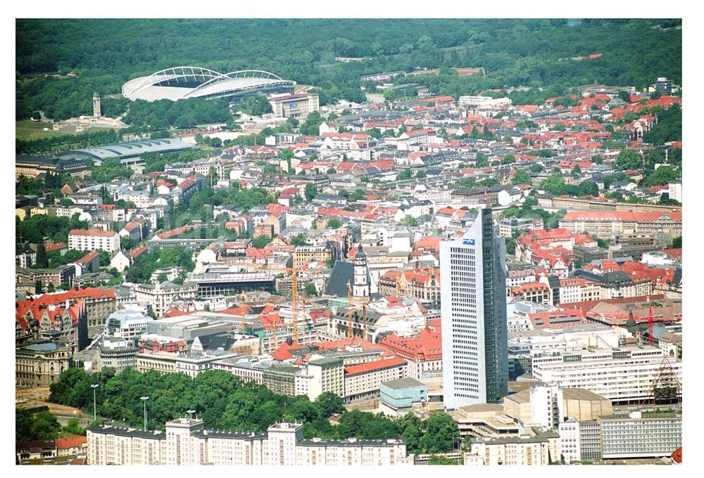 Leipzig from above - Blick auf die Erweiterungsbaustelle zum Erweiterungsbau des Operative Zentrum des Universitätsklinikum LeipzigLiebigstr. 20, 04103 LeipzigTelefon: (03 41) 97 - 1 77 00 Telefax: (03 41) 97 - 1 77 09. Im Vordergrund ist der leipziger Sitz des Mitteldeutschen Rundfunks ( MDR) und im Hintergrund ist Zentralstadion zu sehen