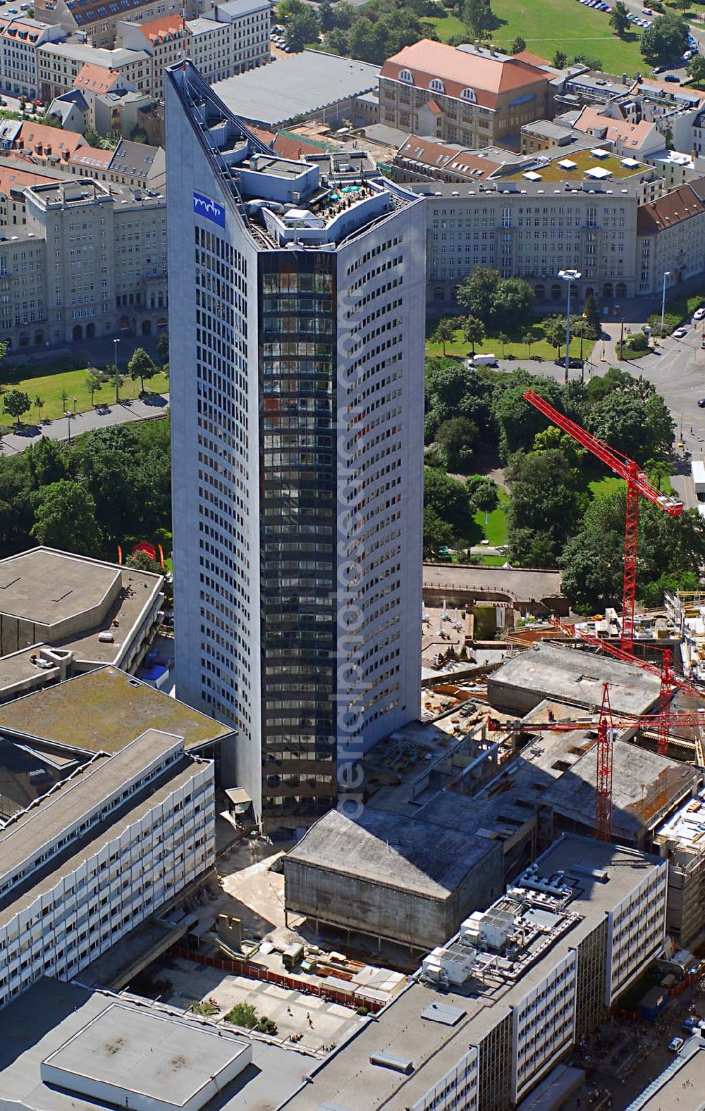 Aerial photograph Leipzig - Blick auf den Leipziger Uniriesen (MDR-City-Hochhaus, Kontakt: Kantstr. 71 - 73, D-04275 Leipzig, Telefon: 0341-3000, E-Mail: neue-medien@mdr.de), davor das Universitätsgelände (Universität Leipzig, Ritterstraße 26, 04109 Leipzig, Telefon: +49 341 97-108, E-Mail: oeffentlichkeitsarbeit@uni-leipzig.de, Achim Walder: