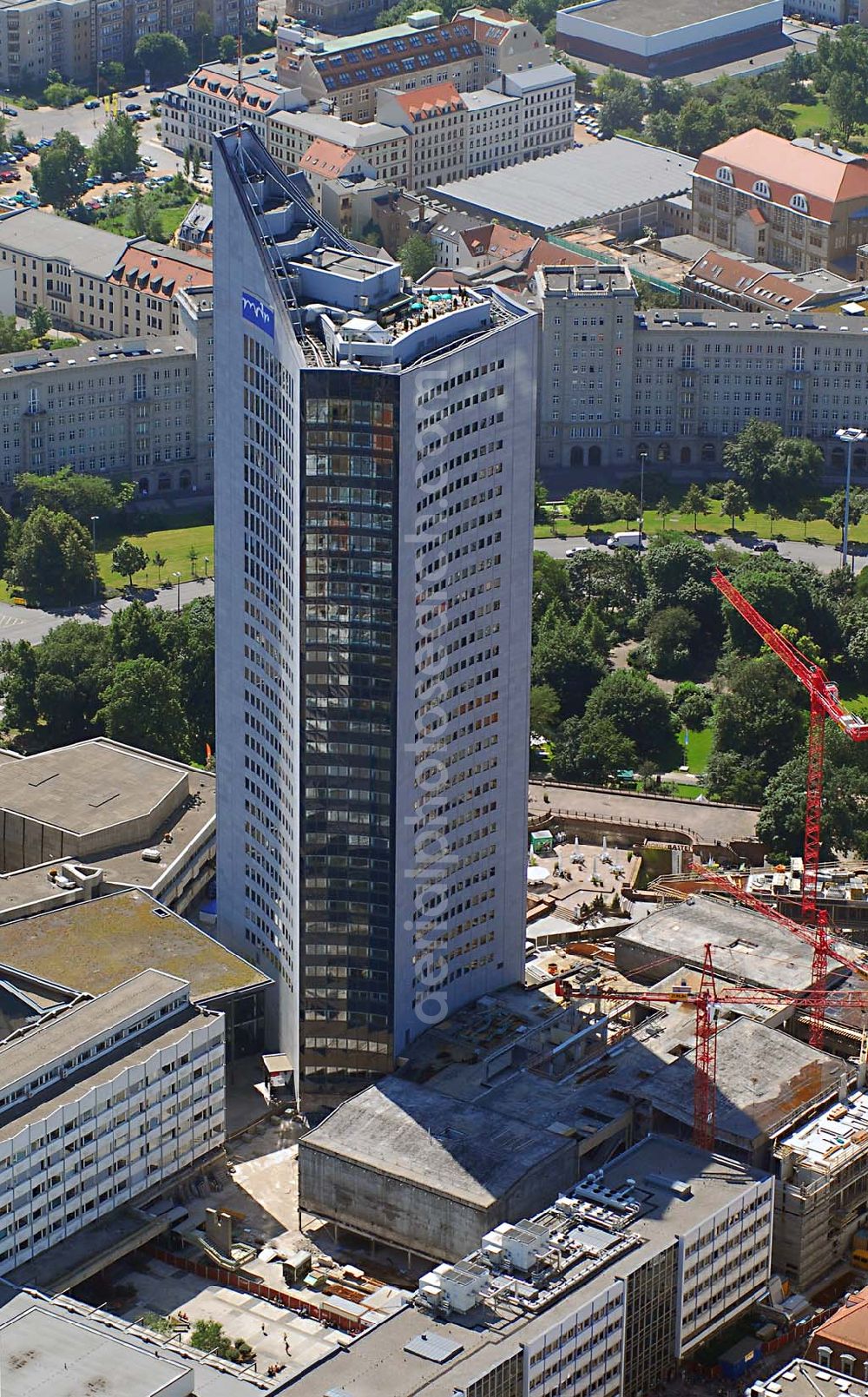 Leipzig from above - Blick auf den Leipziger Uniriesen (MDR-City-Hochhaus, Kontakt: Kantstr. 71 - 73, D-04275 Leipzig, Telefon: 0341-3000, E-Mail: neue-medien@mdr.de), davor das Universitätsgelände (Universität Leipzig, Ritterstraße 26, 04109 Leipzig, Telefon: +49 341 97-108, E-Mail: oeffentlichkeitsarbeit@uni-leipzig.de, Achim Walder: