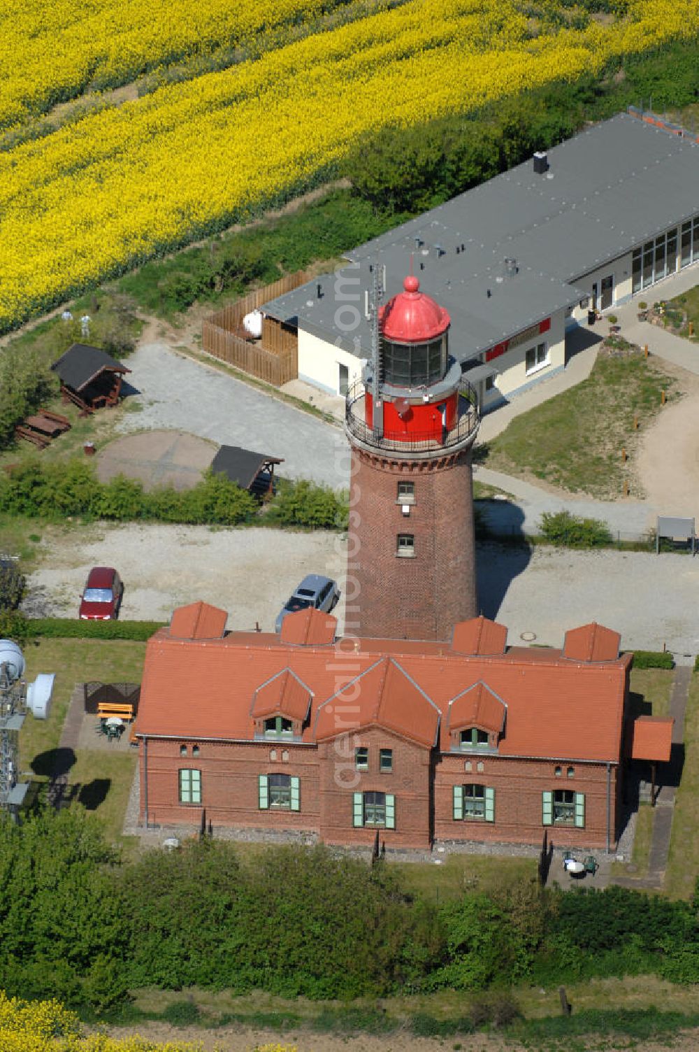 Bastorf from above - Der Leuchtturm von Bastorf an der Mecklenburger Bucht der Ostsee oberhalb von Kap Bukspitze, deshalb auch Buk genannt, ist mit nur 20,8 m Höhe einer der kleinsten deutschen Leuchttürme. Hauptaufgabe ist die Warnung vor „Hannibal“, einer Sandbank hier in der Einfahrt zur Wismarer Bucht.