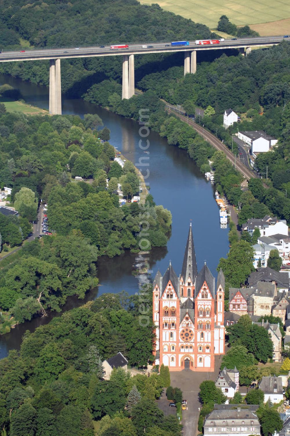 Limburg an der Lahn from above - Blick auf Limburg an der Lahn. Im Vordergrund steht der berühmte Limburger Dom auf einer Anhöhe. Dahinter überspannt die Lahntalbrücke die Lahn. Sie ist eine 397 m lange Brücke der Autobahn A3.