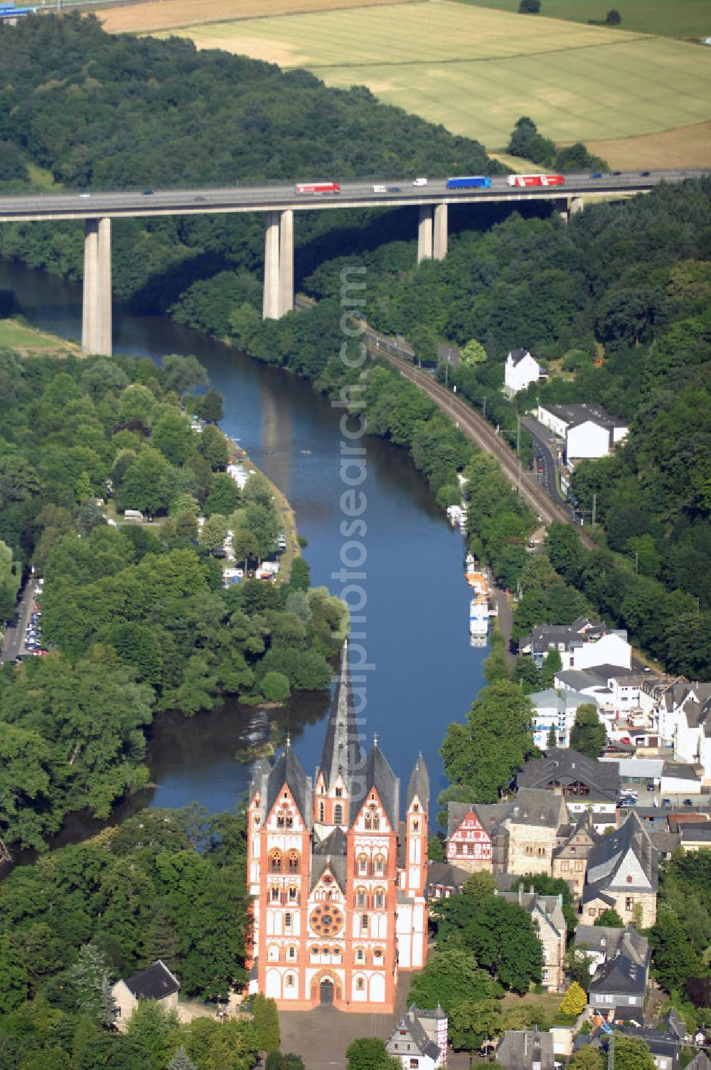 Limburg an der Lahn from the bird's eye view: Blick auf Limburg an der Lahn. Im Vordergrund steht der berühmte Limburger Dom auf einer Anhöhe. Dahinter überspannt die Lahntalbrücke die Lahn. Sie ist eine 397 m lange Brücke der Autobahn A3.