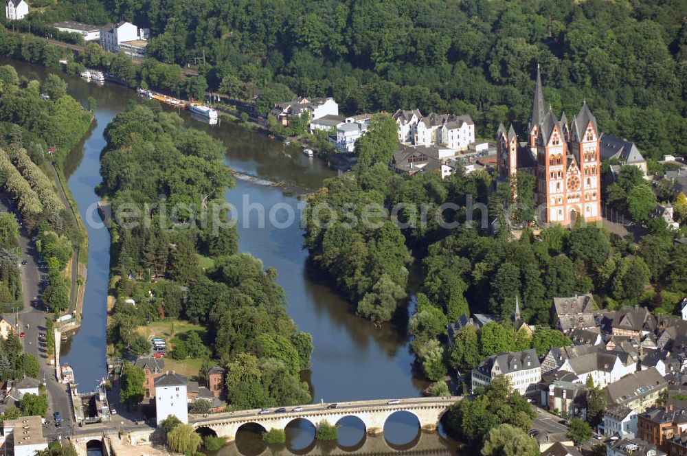 Aerial photograph Limburg an der Lahn - Blick auf Limburg an der Lahn. Im Vordergrund sieht man die Alte Lahnbrücke aus dem 14. Jahrhundert. Dahinter steht der berühmte Limburger Dom auf einer Anhöhe.