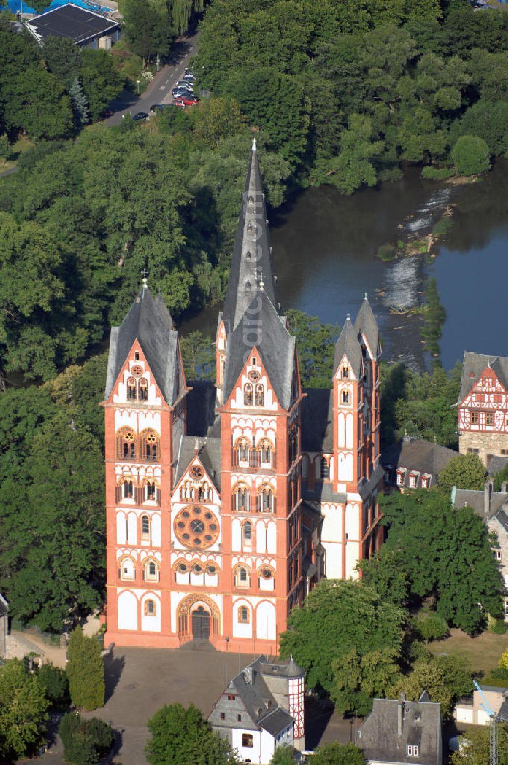 Aerial image Limburg an der Lahn - Blick auf den Limburger Dom. Der Limburger Dom, auch Georgsdom genannt, thront oberhalb der Altstadt von Limburg neben der Burg Limburg. Die hohe Lage auf den Felsen oberhalb der Lahn sorgt dafür, dass der Dom weithin sichtbar ist. Der Bau gilt heute als eine der vollendetsten Schöpfungen spätromanischer Baukunst. Der Baubeginn war zwischen 1175 und 1200. Heute ist er die Kirche des Bischofs von Limburg. Kontakt: Bistum Limburg, Bischöfliches Ordinariat, Presse- und Öffentlichkeitsarbeit, Roßmarkt 4, 65549 Limburg, Tel. (0) 64 31 2 95 0, EMail info@bistumlimburg.de