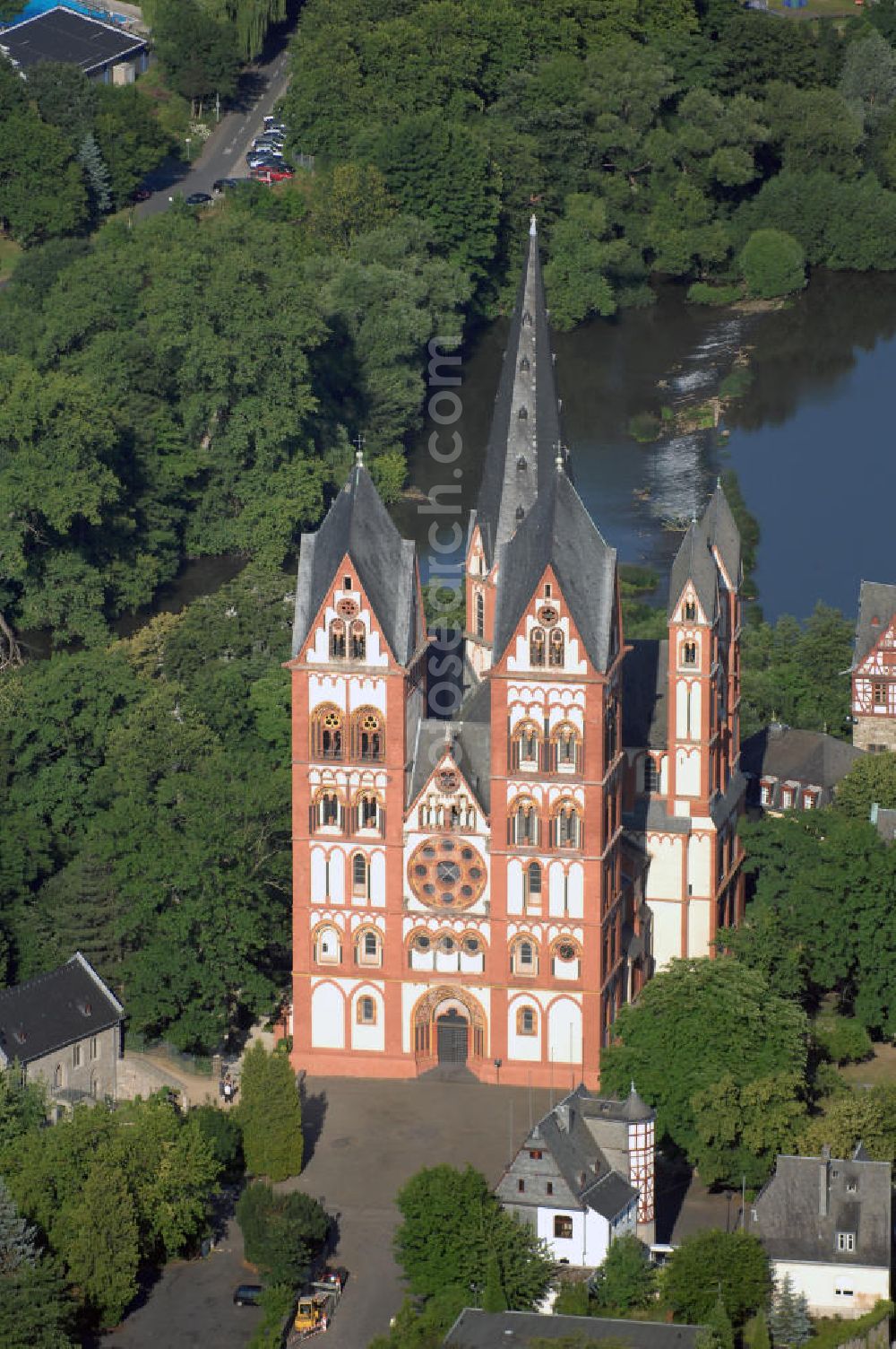 Aerial photograph Limburg an der Lahn - Blick auf den Limburger Dom. Der Limburger Dom, auch Georgsdom genannt, thront oberhalb der Altstadt von Limburg neben der Burg Limburg. Die hohe Lage auf den Felsen oberhalb der Lahn sorgt dafür, dass der Dom weithin sichtbar ist. Der Bau gilt heute als eine der vollendetsten Schöpfungen spätromanischer Baukunst. Der Baubeginn war zwischen 1175 und 1200. Heute ist er die Kirche des Bischofs von Limburg. Kontakt: Bistum Limburg, Bischöfliches Ordinariat, Presse- und Öffentlichkeitsarbeit, Roßmarkt 4, 65549 Limburg, Tel. (0) 64 31 2 95 0, EMail info@bistumlimburg.de