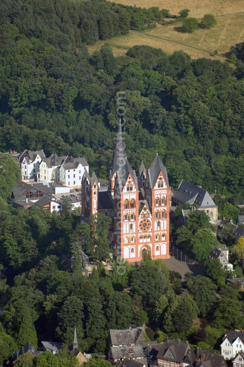 Limburg an der Lahn from above - Blick auf den Limburger Dom. Der Limburger Dom, auch Georgsdom genannt, thront oberhalb der Altstadt von Limburg neben der Burg Limburg. Die hohe Lage auf den Felsen oberhalb der Lahn sorgt dafür, dass der Dom weithin sichtbar ist. Der Bau gilt heute als eine der vollendetsten Schöpfungen spätromanischer Baukunst. Der Baubeginn war zwischen 1175 und 1200. Heute ist er die Kirche des Bischofs von Limburg. Kontakt: Bistum Limburg, Bischöfliches Ordinariat, Presse- und Öffentlichkeitsarbeit, Roßmarkt 4, 65549 Limburg, Tel. (0) 64 31 2 95 0, EMail info@bistumlimburg.de