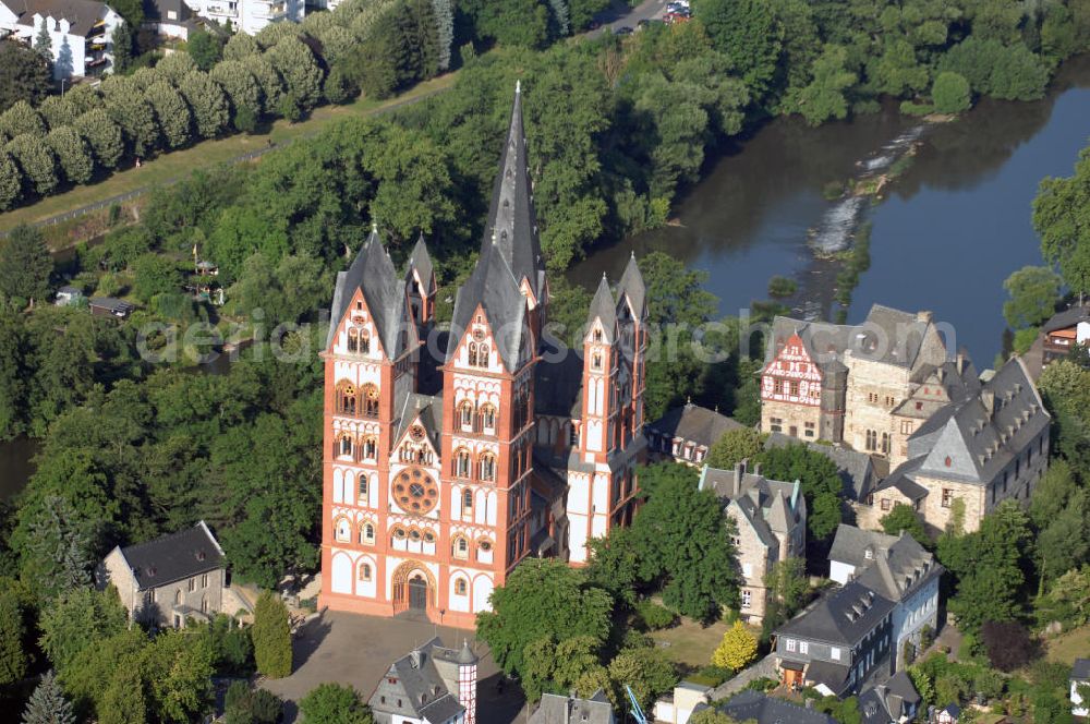 Limburg an der Lahn from the bird's eye view: Blick auf den Limburger Dom. Der Limburger Dom, auch Georgsdom genannt, thront oberhalb der Altstadt von Limburg neben der Burg Limburg. Die hohe Lage auf den Felsen oberhalb der Lahn sorgt dafür, dass der Dom weithin sichtbar ist. Der Bau gilt heute als eine der vollendetsten Schöpfungen spätromanischer Baukunst. Der Baubeginn war zwischen 1175 und 1200. Heute ist er die Kirche des Bischofs von Limburg. Kontakt: Bistum Limburg, Bischöfliches Ordinariat, Presse- und Öffentlichkeitsarbeit, Roßmarkt 4, 65549 Limburg, Tel. (0) 64 31 2 95 0, EMail info@bistumlimburg.de