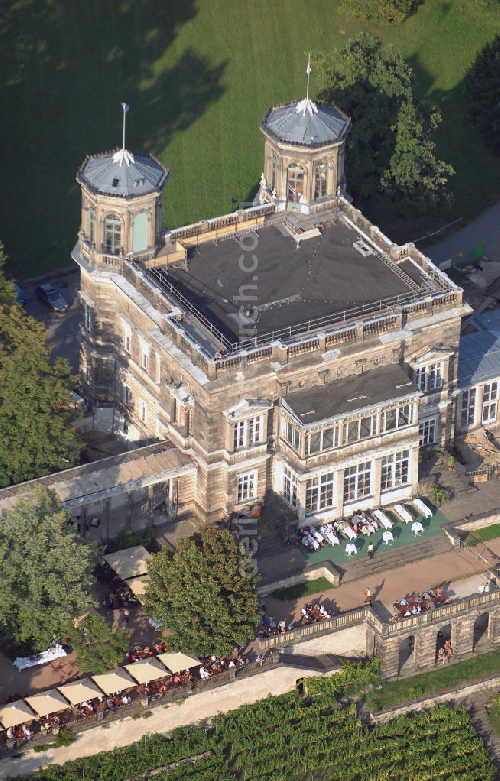 Dresden from the bird's eye view: Blick auf das Lingnerschloss, das mittlerre der drei Elbschlösser am rechten Elbufer in Dresden. Gebaut wurde es zwischen 1850 und 1853 zusammen mit den Schloss Albrechtsberg. Prinz Albrecht ließ das Gebäude für seinen Kammherr Baron von Stockhausen bauen, daher ist der ursprüngliche Name des Schlosses Villa Stockhausen. Umbenannt wurde es mit dem Erwerb und Umbau durch den Dresdner Unternehmer Karl August Lingner. Nach seinem Tod vermachte er das Schloss der Stadt Dresden. Alle drei Elbschlösse liegen im Elbtal, das zum UNESCO Weltkulturerbe gehört. Das Lignerschloss liegt zudem auf einem Weinberg und verfügt über einen Park, der der Bevölkerung, wie das Schloss selbst, frei zugänglich ist. Kontakt: Förderverein Lingnerschloss e.V., Bautzner Str. 132 01099 Dresden, Tel. +49(0)351 6465 382, Fax +49(0)351 6465 381, Email: info@lingnerschloss.de