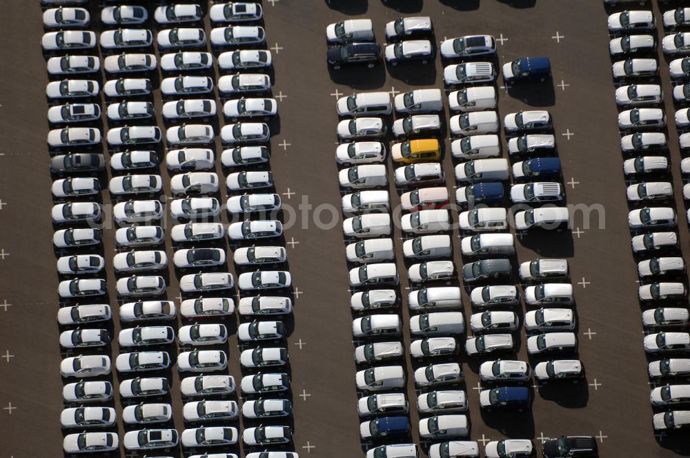 Seddiner See from above - Blick auf ein Logistikzentrum in Seddiner See OT Neuseddin. Das Unternehmen Werner Egerland Automobillogistik GmbH & Co. KG ist im Gewerbegebiet Neuseddin angesiedelt. Dort erfüllt es Dienstleistungen rund um Pkw und Nutzfahrzeuge; z. B. Lackierungen, Lagerung, Transporte, Auf- und Umbauten. Adresse: 14554 Seddiner See, Am Fuchsbau 21, Tel. +49 (0)3 32 05 5 22 0, Fax +49 (0)3 32 05 5 22 14, Email j.ilgner@egerland.de