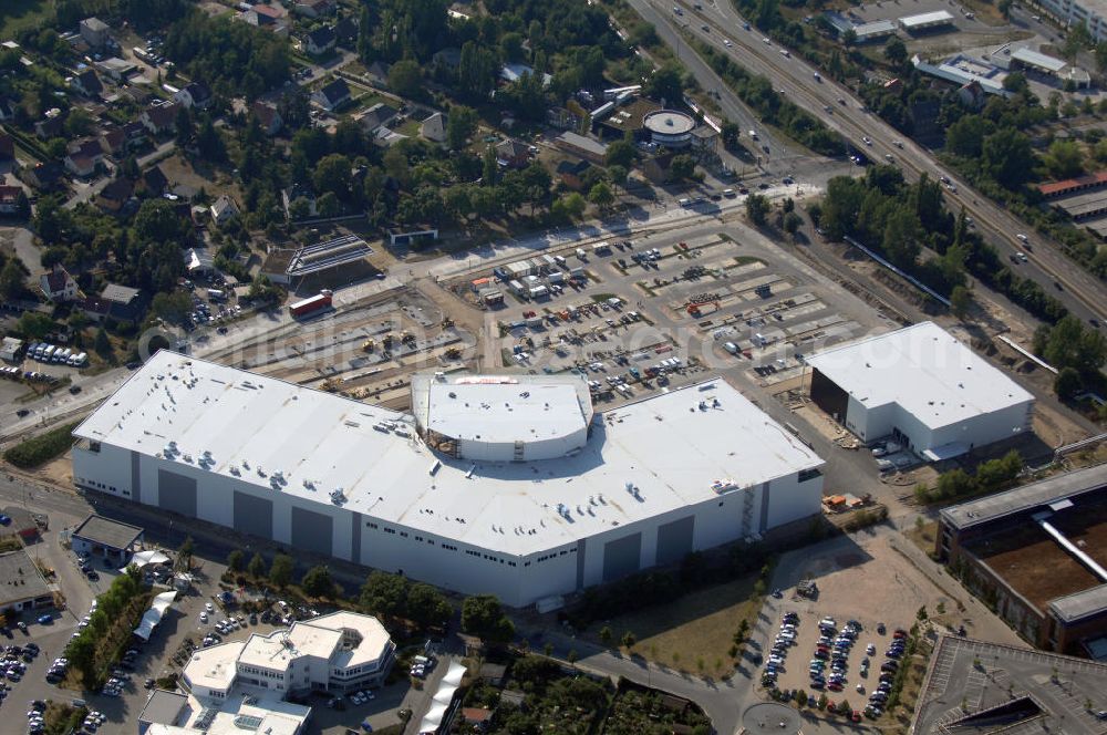 Seddiner See from above - Blick auf ein Logistikzentrum in Seddiner See OT Neuseddin. Das Unternehmen Werner Egerland Automobillogistik GmbH & Co. KG ist im Gewerbegebiet Neuseddin angesiedelt. Dort erfüllt es Dienstleistungen rund um Pkw und Nutzfahrzeuge; z. B. Lackierungen, Lagerung, Transporte, Auf- und Umbauten. Adresse: 14554 Seddiner See, Am Fuchsbau 21, Tel. +49 (0)3 32 05 5 22 0, Fax +49 (0)3 32 05 5 22 14, Email j.ilgner@egerland.de