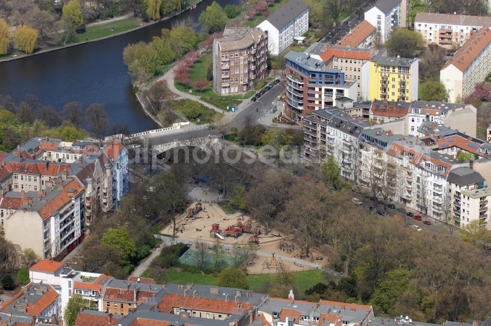 Aerial photograph Berlin - Blick auf den Drei-Bezirks-Eck Neukölln, Friedrichshain-Kreuzberg, Treptow-Köpenick. Hier treffen sich der Neuköllner Schifffahrtskanal und der Landwehrkanal. Die Lohmühlenbrücke wurde 1920 erbaut. Dort befindet sich der Weichselplatz und der neu gestaltete Spielplatz, der im Mai 2007 eingeweiht wurde.