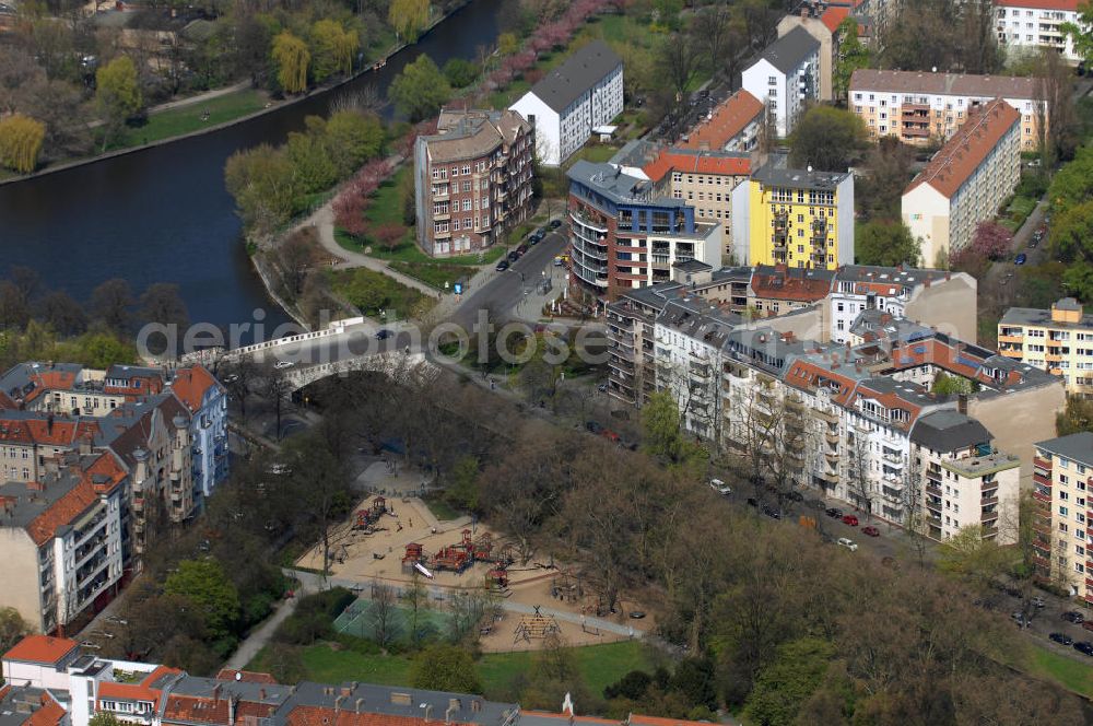 Berlin from above - Blick auf den Drei-Bezirks-Eck Neukölln, Friedrichshain-Kreuzberg, Treptow-Köpenick. Hier treffen sich der Neuköllner Schifffahrtskanal und der Landwehrkanal. Die Lohmühlenbrücke wurde 1920 erbaut. Dort befindet sich der Weichselplatz und der neu gestaltete Spielplatz, der im Mai 2007 eingeweiht wurde.