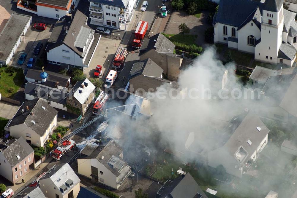 Aerial image Koblenz Metternich - : Blick auf Löscharbeiten an einem Wohnhausbrand in der Nähe der B258 Rübenacher Straße im Koblenzer Stadtteil Metternich