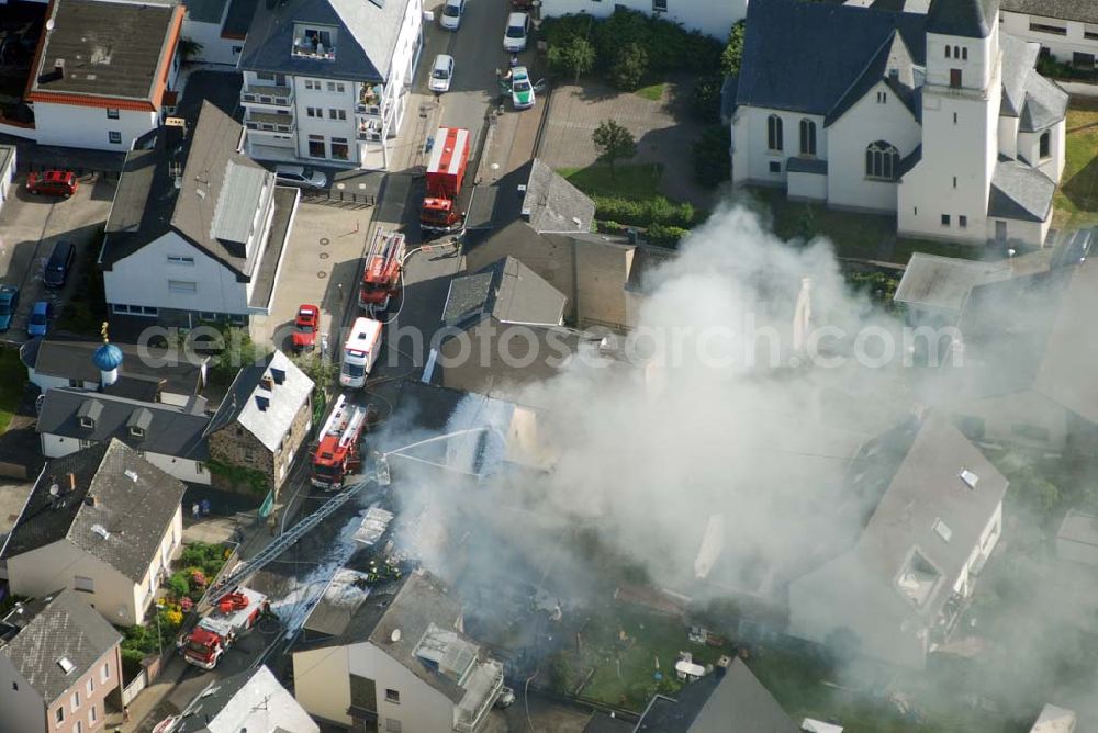 Aerial photograph Koblenz Metternich - : Blick auf Löscharbeiten an einem Wohnhausbrand in der Nähe der B258 Rübenacher Straße im Koblenzer Stadtteil Metternich