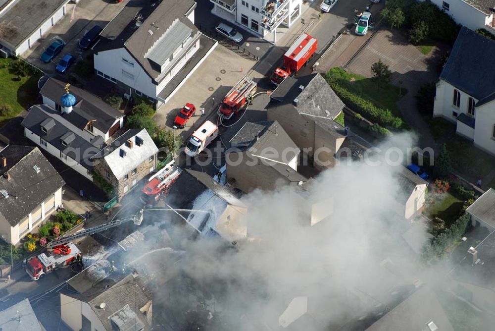 Koblenz Metternich from above - : Blick auf Löscharbeiten an einem Wohnhausbrand in der Nähe der B258 Rübenacher Straße im Koblenzer Stadtteil Metternich