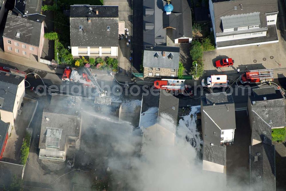 Koblenz Metternich from the bird's eye view: : Blick auf Löscharbeiten an einem Wohnhausbrand in der Nähe der B258 Rübenacher Straße im Koblenzer Stadtteil Metternich