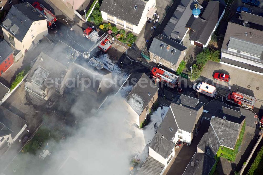 Aerial image Koblenz Metternich - : Blick auf Löscharbeiten an einem Wohnhausbrand in der Nähe der B258 Rübenacher Straße im Koblenzer Stadtteil Metternich