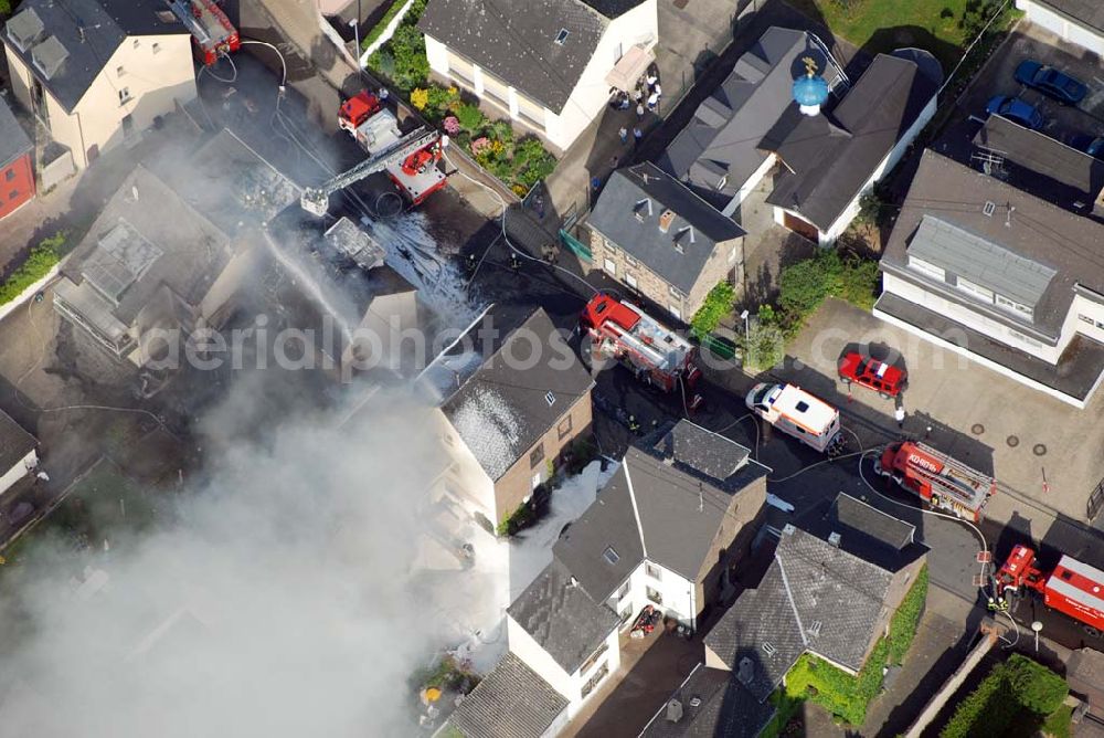 Aerial photograph Koblenz Metternich - : Blick auf Löscharbeiten an einem Wohnhausbrand in der Nähe der B258 Rübenacher Straße im Koblenzer Stadtteil Metternich