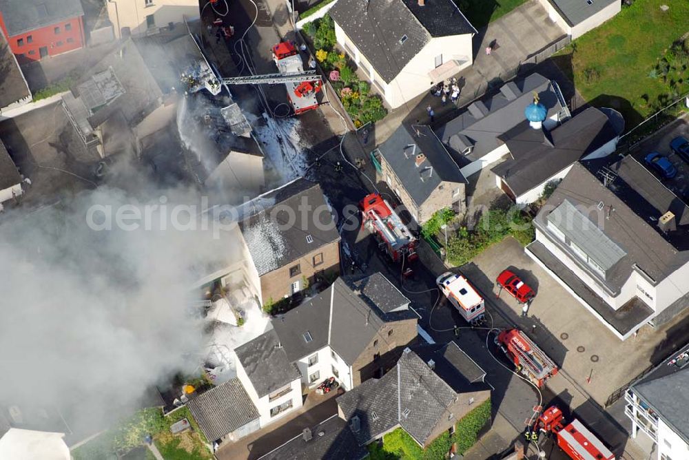 Koblenz Metternich from above - : Blick auf Löscharbeiten an einem Wohnhausbrand in der Nähe der B258 Rübenacher Straße im Koblenzer Stadtteil Metternich