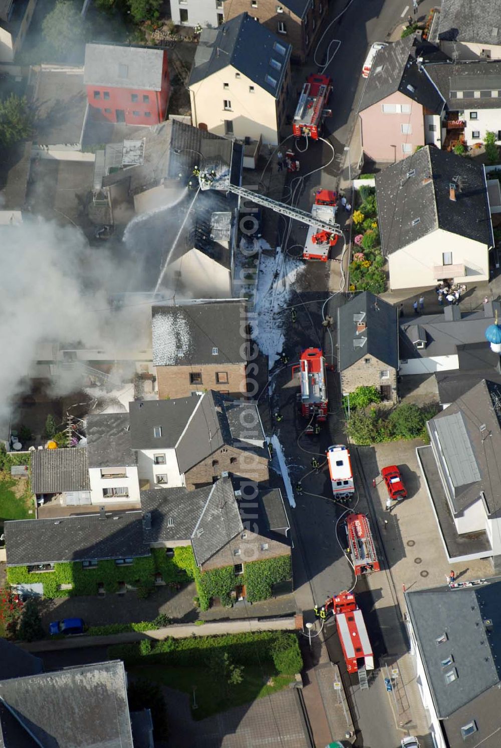 Aerial image Koblenz Metternich - : Blick auf Löscharbeiten an einem Wohnhausbrand in der Nähe der B258 Rübenacher Straße im Koblenzer Stadtteil Metternich