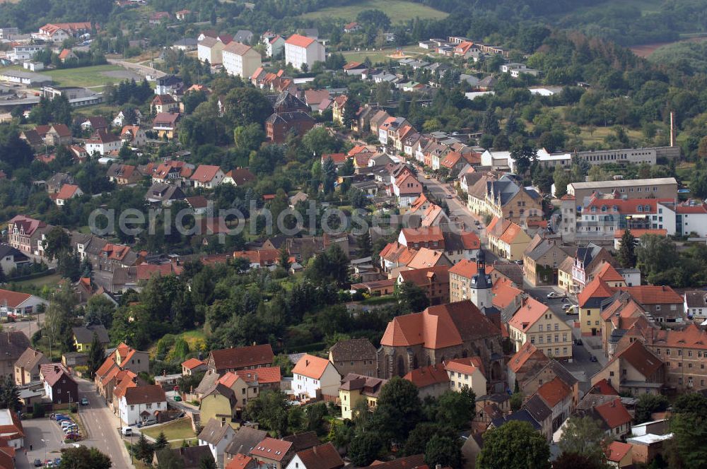 Mansfeld from above - Blick auf die Lutherstadt Mansfeld. Sie trägt den Namenszusatz Lutherstadt, der darauf beruht, dass Martin Luther einen Großteil seiner Kindheit im Ort verbrachte. Sie liegt im östlichen Harzvorland und umfasst das Tal der Wipper. 973 wurde Mansfeld erstmals urkundlich erwähnt. 1400 erhielt es Stadtrechte. Besondere Sehenswürdigkeiten sind das Schloss und die St.-Georg-Kirche.