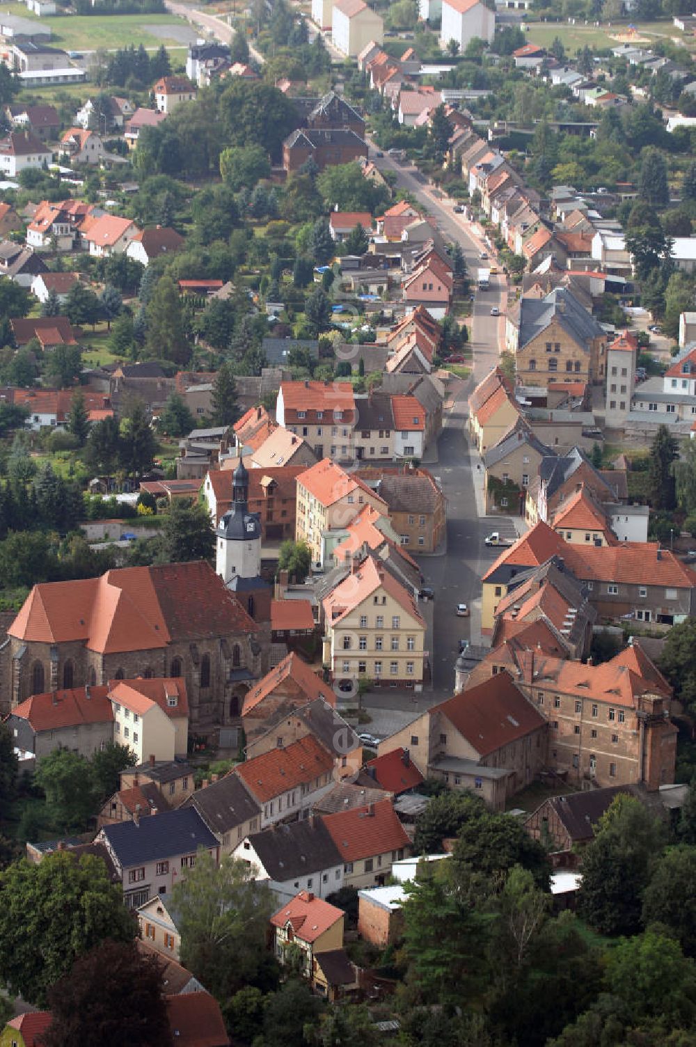 Mansfeld from the bird's eye view: Blick auf die Lutherstadt Mansfeld. Sie trägt den Namenszusatz Lutherstadt, der darauf beruht, dass Martin Luther einen Großteil seiner Kindheit im Ort verbrachte. Sie liegt im östlichen Harzvorland und umfasst das Tal der Wipper. 973 wurde Mansfeld erstmals urkundlich erwähnt. 1400 erhielt es Stadtrechte. Besondere Sehenswürdigkeiten sind das Schloss und die St.-Georg-Kirche.