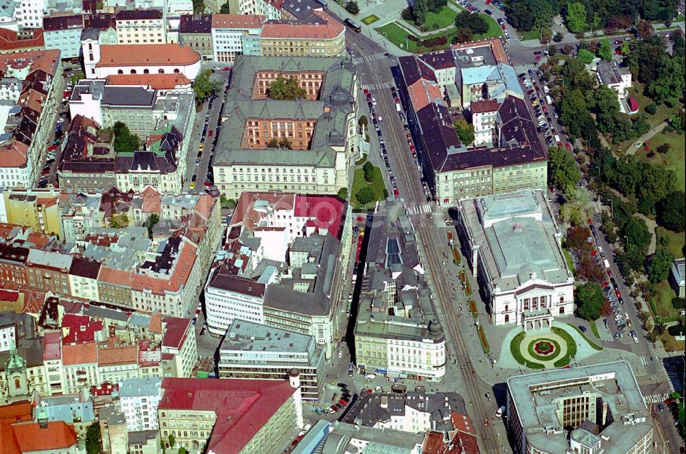 Brno / Brünn from the bird's eye view: Das Mahen-Theater wurde von den Wiener Architekten Ferdinand Fellner (1848-1916) und Hermann Hellner (1849-1919) in den Jahren 1881-1882 entworfen. Es steht an der Stelle der ehemaligen Stadtmauer. Das Theater begann seine Tätigkeit am 14. November 1882, und zu seinen Vorteilen gehörte die edisonsche elektrische Beleuchtung.