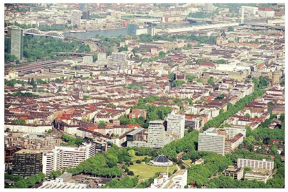 Mannheim from above - 28.05.2004 Blick auf die Firmenzentrale der Mannheimer Versicherung AG. Sie umfasst eine Bruttogesamtfläche von ca. 25.000 qm auf 18 Ebenen. Die ECE (Projektmanagement) realisierte die Generalrenovierung des bestehenden Hochhauses. Architekten: Murphy / Jahn-Architects, Chicago Mannheimer Versicherungen Augustaanlage 66 68165 Mannheim Ansprechpartner: Jürgen Wörner Fon: 0621.457-4151 Fax: 0621.457-4363 E-Mail: pir@mannheimer.de