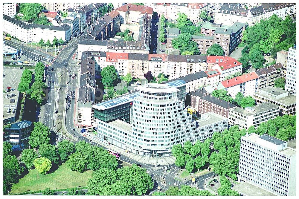 Mannheim from the bird's eye view: 28.05.2004 Blick auf die Firmenzentrale der Mannheimer Versicherung AG. Sie umfasst eine Bruttogesamtfläche von ca. 25.000 qm auf 18 Ebenen. Die ECE (Projektmanagement) realisierte die Generalrenovierung des bestehenden Hochhauses. Architekten: Murphy / Jahn-Architects, Chicago Mannheimer Versicherungen Augustaanlage 66 68165 Mannheim Ansprechpartner: Jürgen Wörner Fon: 0621.457-4151 Fax: 0621.457-4363 E-Mail: pir@mannheimer.de Dr. Sabine Jinschek