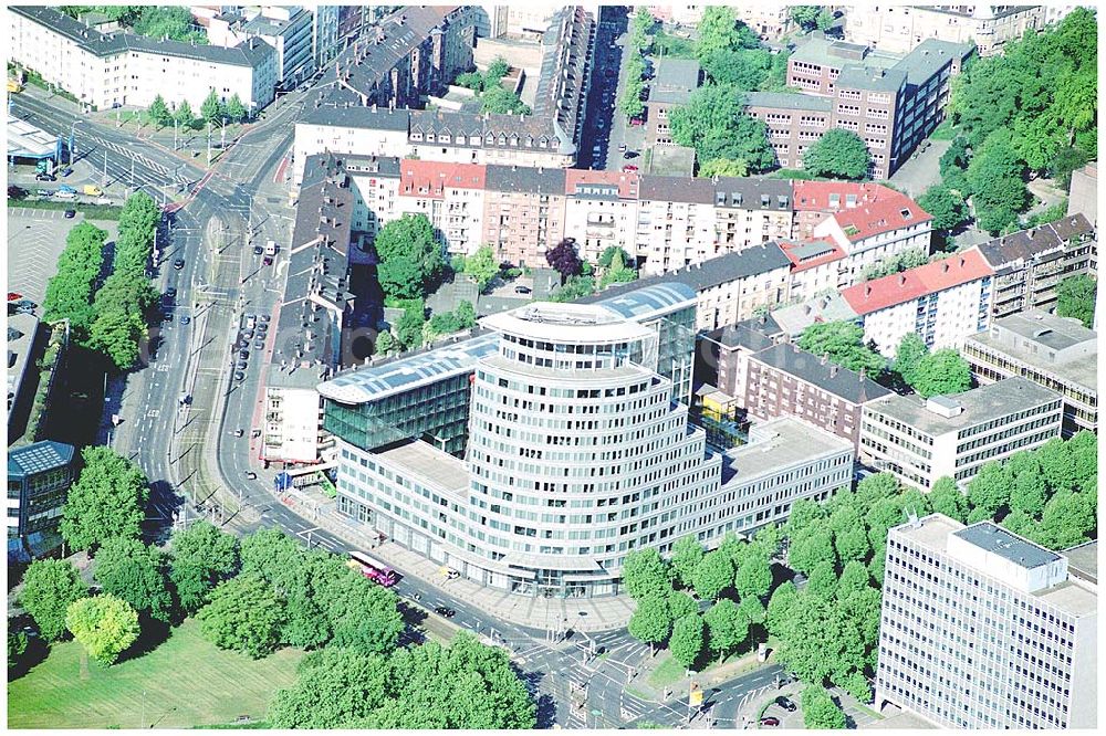 Aerial image Mannheim - 28.05.2004 Blick auf die Firmenzentrale der Mannheimer Versicherung AG. Sie umfasst eine Bruttogesamtfläche von ca. 25.000 qm auf 18 Ebenen. Die ECE (Projektmanagement) realisierte die Generalrenovierung des bestehenden Hochhauses. Architekten: Murphy / Jahn-Architects, Chicago Mannheimer Versicherungen Augustaanlage 66 68165 Mannheim Ansprechpartner: Jürgen Wörner Fon: 0621.457-4151 Fax: 0621.457-4363 E-Mail: pir@mannheimer.de Dr. Sabine Jinschek