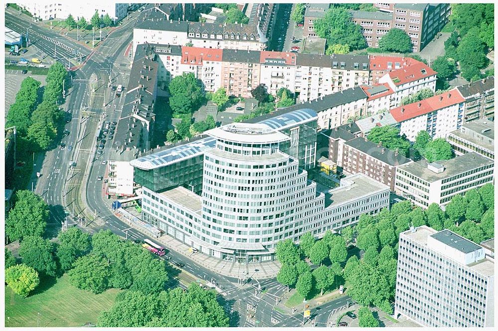 Aerial photograph Mannheim - 28.05.2004 Blick auf die Firmenzentrale der Mannheimer Versicherung AG. Sie umfasst eine Bruttogesamtfläche von ca. 25.000 qm auf 18 Ebenen. Die ECE (Projektmanagement) realisierte die Generalrenovierung des bestehenden Hochhauses. Architekten: Murphy / Jahn-Architects, Chicago Mannheimer Versicherungen Augustaanlage 66 68165 Mannheim Ansprechpartner: Jürgen Wörner Fon: 0621.457-4151 Fax: 0621.457-4363 E-Mail: pir@mannheimer.de Dr. Sabine Jinschek