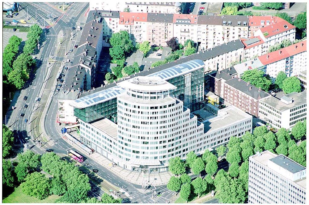 Mannheim from above - 28.05.2004 Blick auf die Firmenzentrale der Mannheimer Versicherung AG. Sie umfasst eine Bruttogesamtfläche von ca. 25.000 qm auf 18 Ebenen. Die ECE (Projektmanagement) realisierte die Generalrenovierung des bestehenden Hochhauses. Architekten: Murphy / Jahn-Architects, Chicago Mannheimer Versicherungen Augustaanlage 66 68165 Mannheim Ansprechpartner: Jürgen Wörner Fon: 0621.457-4151 Fax: 0621.457-4363 E-Mail: pir@mannheimer.de Dr. Sabine Jinschek