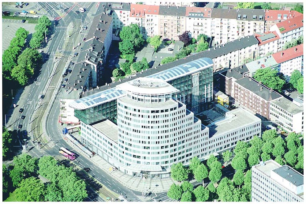 Mannheim from the bird's eye view: 28.05.2004 Blick auf die Firmenzentrale der Mannheimer Versicherung AG. Sie umfasst eine Bruttogesamtfläche von ca. 25.000 qm auf 18 Ebenen. Die ECE (Projektmanagement) realisierte die Generalrenovierung des bestehenden Hochhauses. Architekten: Murphy / Jahn-Architects, Chicago Mannheimer Versicherungen Augustaanlage 66 68165 Mannheim Ansprechpartner: Jürgen Wörner Fon: 0621.457-4151 Fax: 0621.457-4363 E-Mail: pir@mannheimer.de Dr. Sabine Jinschek