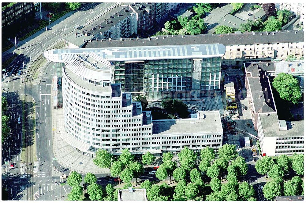 Aerial image Mannheim - 28.05.2004 Blick auf die Firmenzentrale der Mannheimer Versicherung AG. Sie umfasst eine Bruttogesamtfläche von ca. 25.000 qm auf 18 Ebenen. Die ECE (Projektmanagement) realisierte die Generalrenovierung des bestehenden Hochhauses. Architekten: Murphy / Jahn-Architects, Chicago Mannheimer Versicherungen Augustaanlage 66 68165 Mannheim Ansprechpartner: Jürgen Wörner Fon: 0621.457-4151 Fax: 0621.457-4363 E-Mail: pir@mannheimer.de Dr. Sabine Jinschek