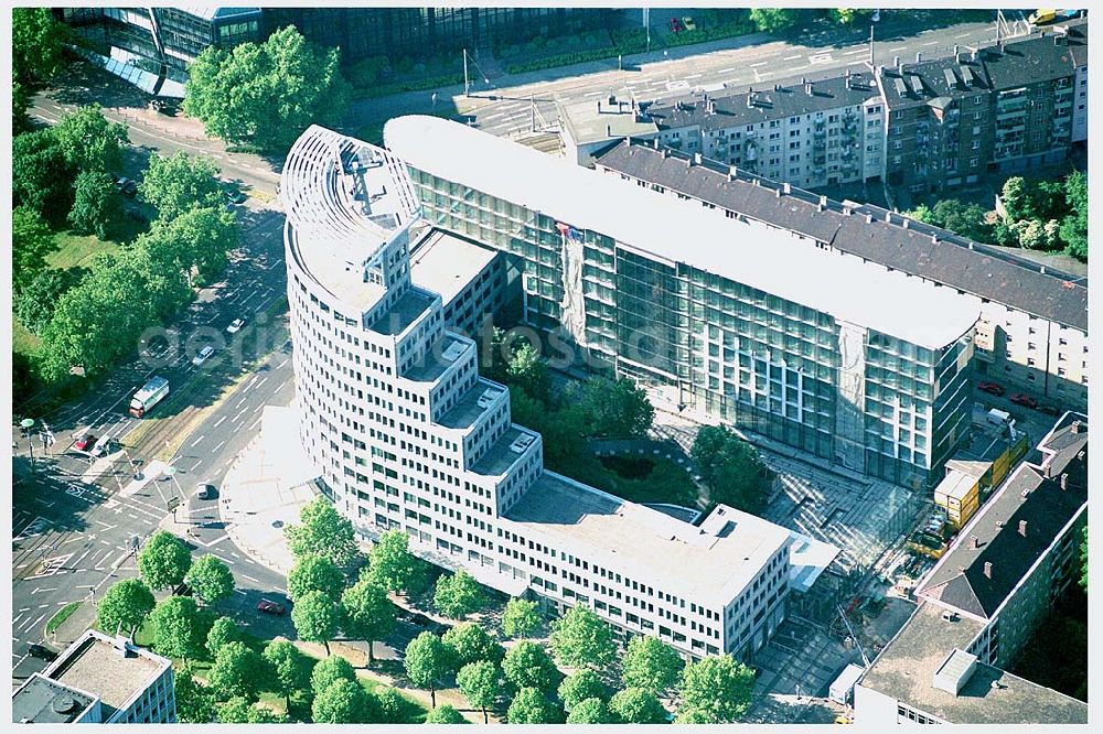 Aerial photograph Mannheim - 28.05.2004 Blick auf die Firmenzentrale der Mannheimer Versicherung AG. Sie umfasst eine Bruttogesamtfläche von ca. 25.000 qm auf 18 Ebenen. Die ECE (Projektmanagement) realisierte die Generalrenovierung des bestehenden Hochhauses. Architekten: Murphy / Jahn-Architects, Chicago Mannheimer Versicherungen Augustaanlage 66 68165 Mannheim Ansprechpartner: Jürgen Wörner Fon: 0621.457-4151 Fax: 0621.457-4363 E-Mail: pir@mannheimer.de Dr. Sabine Jinschek