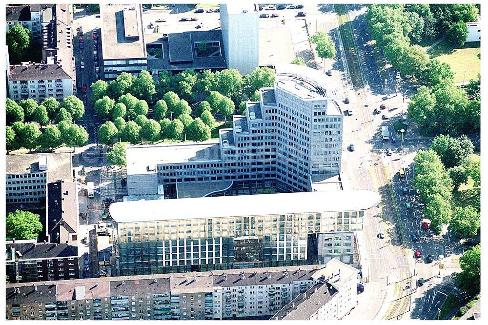 Mannheim from above - 28.05.2004 Blick auf die Firmenzentrale der Mannheimer Versicherung AG. Sie umfasst eine Bruttogesamtfläche von ca. 25.000 qm auf 18 Ebenen. Die ECE (Projektmanagement) realisierte die Generalrenovierung des bestehenden Hochhauses. Architekten: Murphy / Jahn-Architects, Chicago Mannheimer Versicherungen Augustaanlage 66 68165 Mannheim Ansprechpartner: Jürgen Wörner Fon: 0621.457-4151 Fax: 0621.457-4363 E-Mail: pir@mannheimer.de Dr. Sabine Jinschek