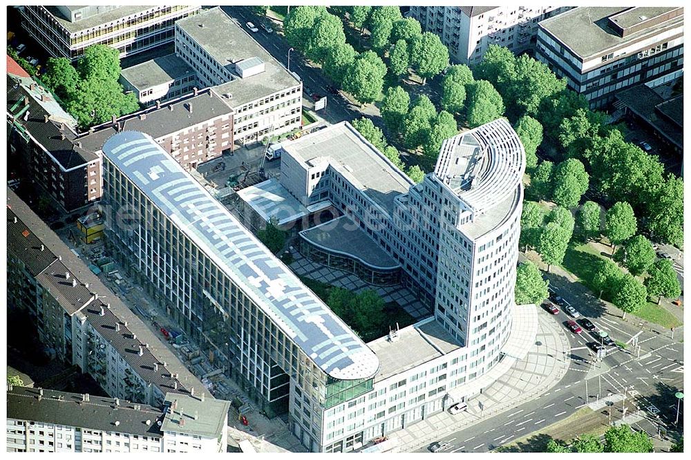 Aerial image Mannheim - 28.05.2004 Blick auf die Firmenzentrale der Mannheimer Versicherung AG. Sie umfasst eine Bruttogesamtfläche von ca. 25.000 qm auf 18 Ebenen. Die ECE (Projektmanagement) realisierte die Generalrenovierung des bestehenden Hochhauses. Architekten: Murphy / Jahn-Architects, Chicago Mannheimer Versicherungen Augustaanlage 66 68165 Mannheim Ansprechpartner: Jürgen Wörner Fon: 0621.457-4151 Fax: 0621.457-4363 E-Mail: pir@mannheimer.de Dr. Sabine Jinschek