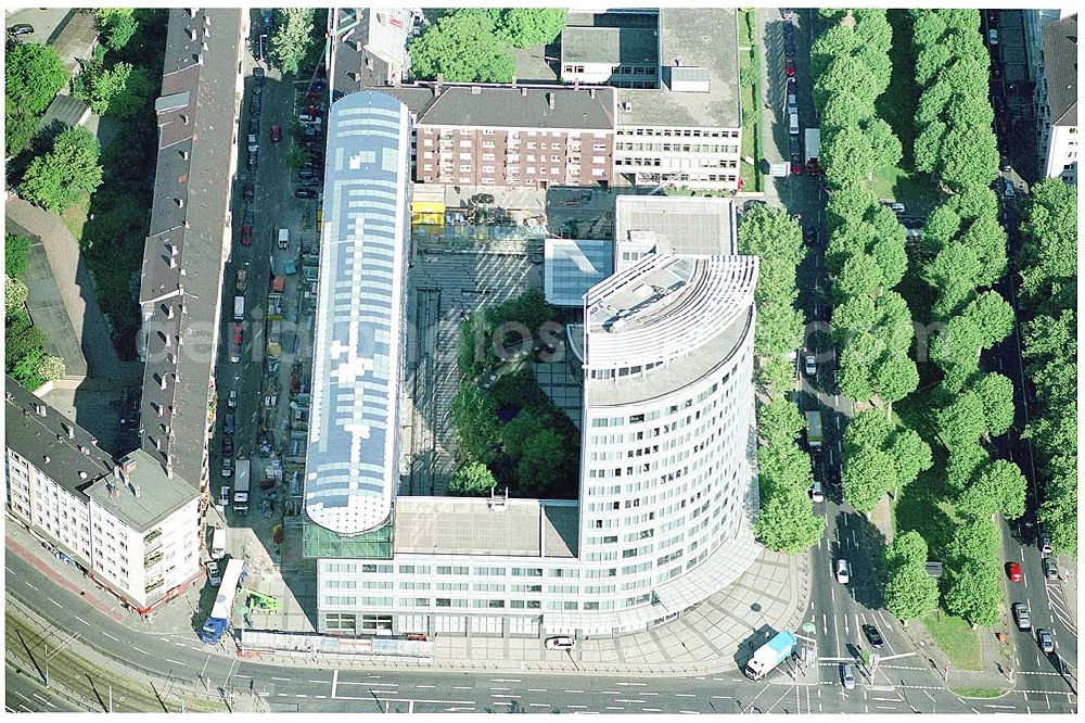 Aerial photograph Mannheim - 28.05.2004 Blick auf die Firmenzentrale der Mannheimer Versicherung AG. Sie umfasst eine Bruttogesamtfläche von ca. 25.000 qm auf 18 Ebenen. Die ECE (Projektmanagement) realisierte die Generalrenovierung des bestehenden Hochhauses. Architekten: Murphy / Jahn-Architects, Chicago Mannheimer Versicherungen Augustaanlage 66 68165 Mannheim Ansprechpartner: Jürgen Wörner Fon: 0621.457-4151 Fax: 0621.457-4363 E-Mail: pir@mannheimer.de Dr. Sabine Jinschek