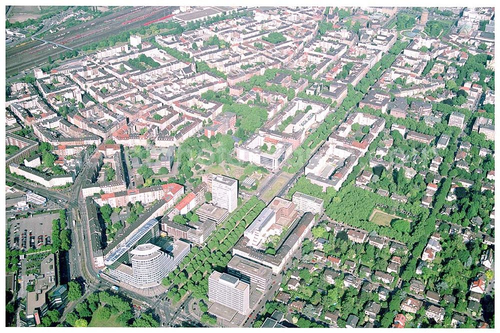 Mannheim from the bird's eye view: 28.05.2004 Blick auf die Firmenzentrale der Mannheimer Versicherung AG. Sie umfasst eine Bruttogesamtfläche von ca. 25.000 qm auf 18 Ebenen. Die ECE (Projektmanagement) realisierte die Generalrenovierung des bestehenden Hochhauses. Architekten: Murphy / Jahn-Architects, Chicago Mannheimer Versicherungen Augustaanlage 66 68165 Mannheim Ansprechpartner: Jürgen Wörner Fon: 0621.457-4151 Fax: 0621.457-4363 E-Mail: pir@mannheimer.de Dr. Sabine Jinschek