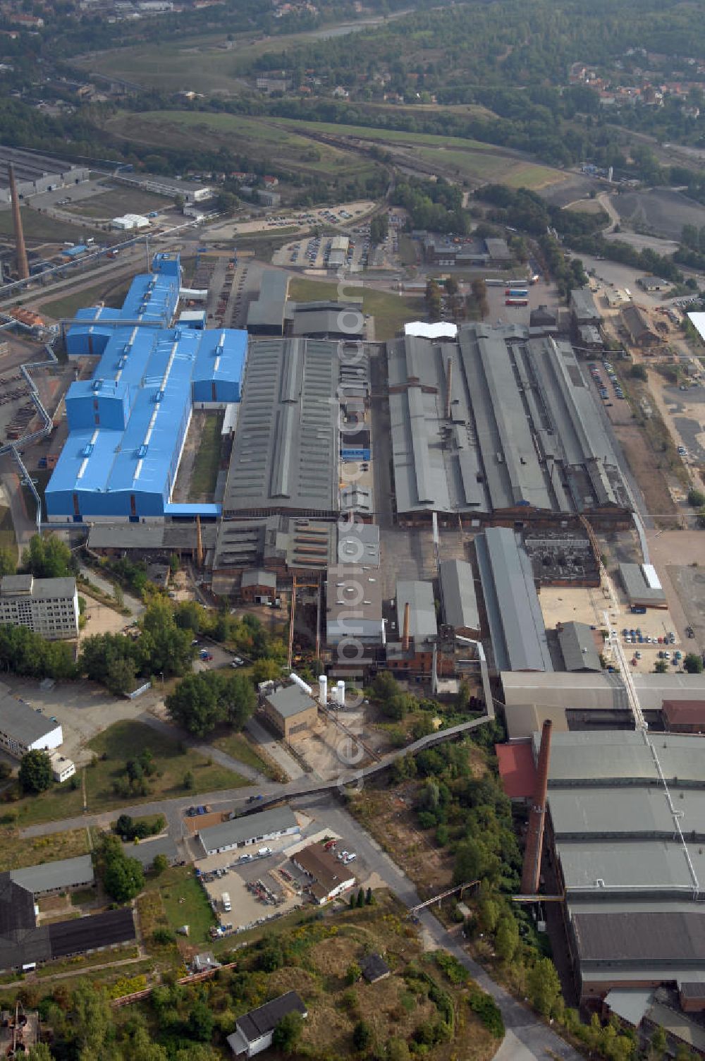 Hettstedt from above - Blick auf die Mansfelder Kupfer und Messing GmbH (MKM) in Hettstedt. Das Unternehmen ist ein führender europäischer Hersteller von Vorprodukten und Halbzeugen aus Kupfer und Kupferlegierungen. Mit über 1000 Mitarbeitern und einem Umsatz von 1.366 Mio Euro 2006 ist es das größte Unternehmen der Stadt. Kontakt: Lichtlöcherberg 40, 06333 Hettstedt, Email info@mkm-hett.de, Tel. +49 (0)3476 89 0, Fax +49 (0)3476 81 2476