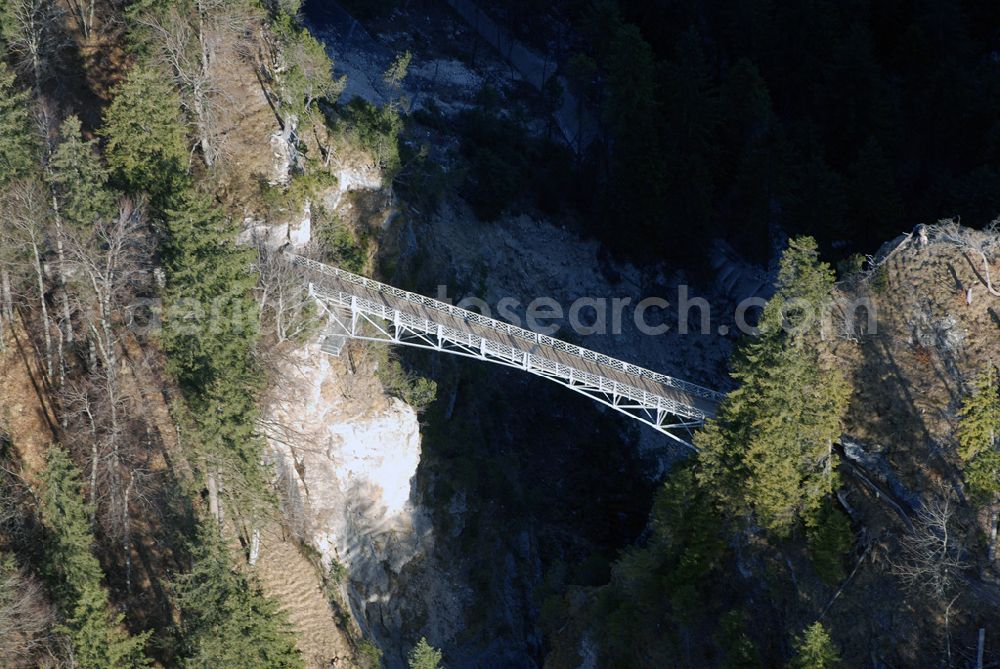 Hohenschwangau from the bird's eye view: Blick auf die Marien-Brücke am Schloß Neuschwanstein, die Maximilian für seine Frau als Geburtstagsgeschenk bauen ließ, und über den Abgrund der Pöllatschlucht führt.