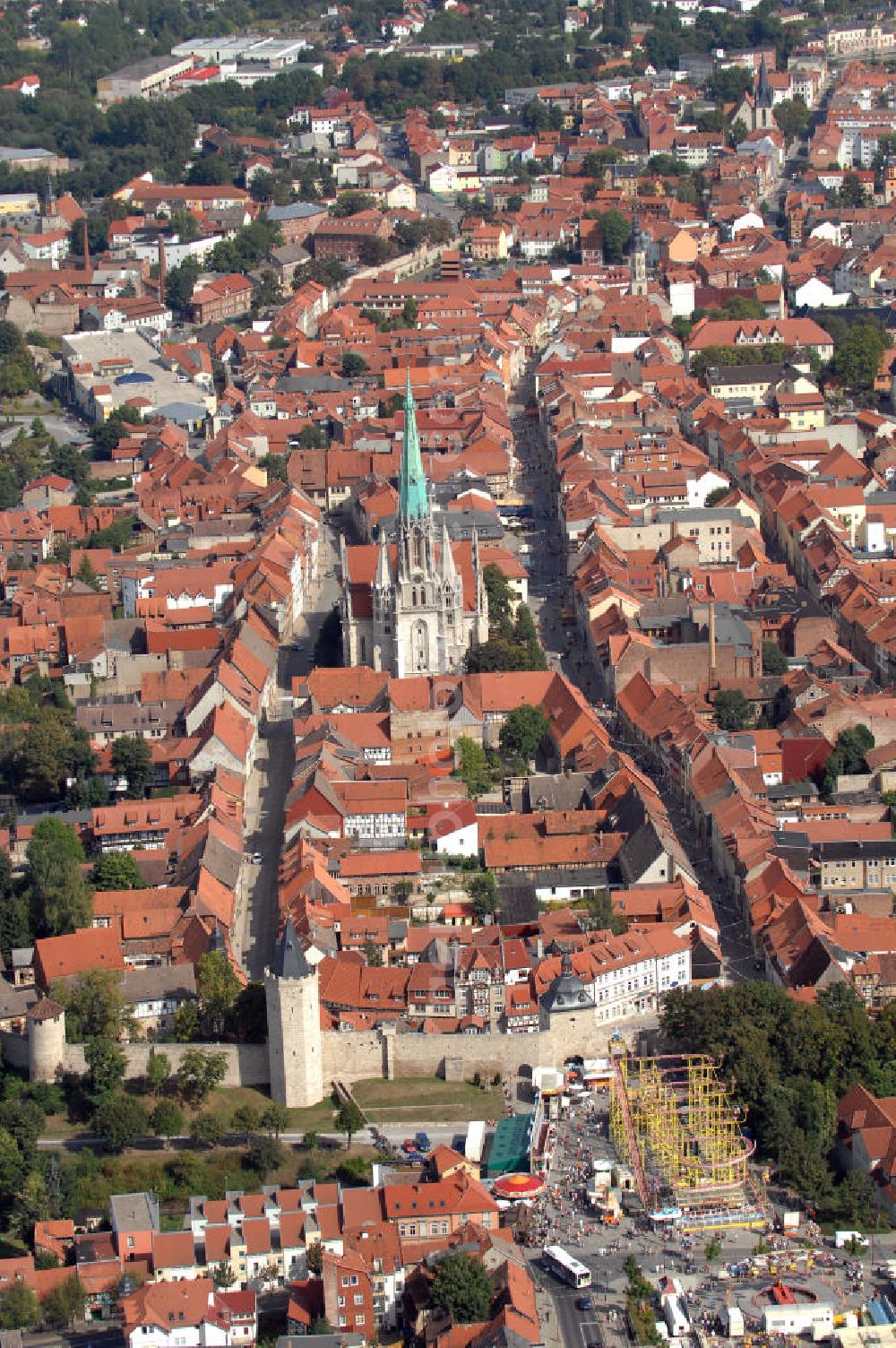 Aerial image Mühlhausen - Blick auf die Marienkirche von Mühlhausen. Die gotische Marienkirche ist nach dem Erfurter Dom die zweitgrößte Kirche Thüringens. Errichtet wurde sie im 14. Jahrhundert. Ihr Mittelturm ist der höchste des Bundeslandes und beträgt 86,7 m. Heutzutage finden keine regelmäßigen Gottesdienste mehr statt, denn seit 1975 ist die Marienkirche keine Pfarrkirche mehr. Jetzt gehört sie zu den Mühlhäuser Museen und stellt das Leben und Wirken des Thomas Müntzers dar. Kontakt: Bei der Marienkirche, 99974 Mühlhausen, Tel.: +49(0)3601 870023, E-Mail: info@muehlhaeuser-museen.de