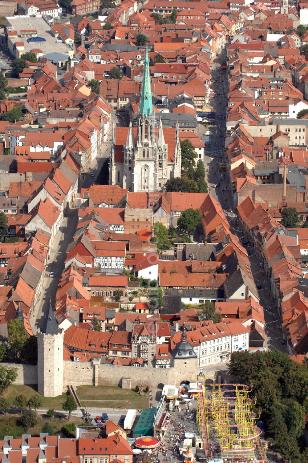 Aerial photograph Mühlhausen - Blick auf die Marienkirche von Mühlhausen. Die gotische Marienkirche ist nach dem Erfurter Dom die zweitgrößte Kirche Thüringens. Errichtet wurde sie im 14. Jahrhundert. Ihr Mittelturm ist der höchste des Bundeslandes und beträgt 86,7 m. Heutzutage finden keine regelmäßigen Gottesdienste mehr statt, denn seit 1975 ist die Marienkirche keine Pfarrkirche mehr. Jetzt gehört sie zu den Mühlhäuser Museen und stellt das Leben und Wirken des Thomas Müntzers dar. Kontakt: Bei der Marienkirche, 99974 Mühlhausen, Tel.: +49(0)3601 870023, E-Mail: info@muehlhaeuser-museen.de