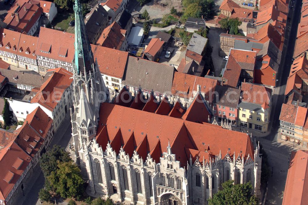 Mühlhausen from above - Blick auf die Marienkirche von Mühlhausen. Die gotische Marienkirche ist nach dem Erfurter Dom die zweitgrößte Kirche Thüringens. Errichtet wurde sie im 14. Jahrhundert. Ihr Mittelturm ist der höchste des Bundeslandes und beträgt 86,7 m. Heutzutage finden keine regelmäßigen Gottesdienste mehr statt, denn seit 1975 ist die Marienkirche keine Pfarrkirche mehr. Jetzt gehört sie zu den Mühlhäuser Museen und stellt das Leben und Wirken des Thomas Müntzers dar. Kontakt: Bei der Marienkirche, 99974 Mühlhausen, Tel.: +49(0)3601 870023, E-Mail: info@muehlhaeuser-museen.de