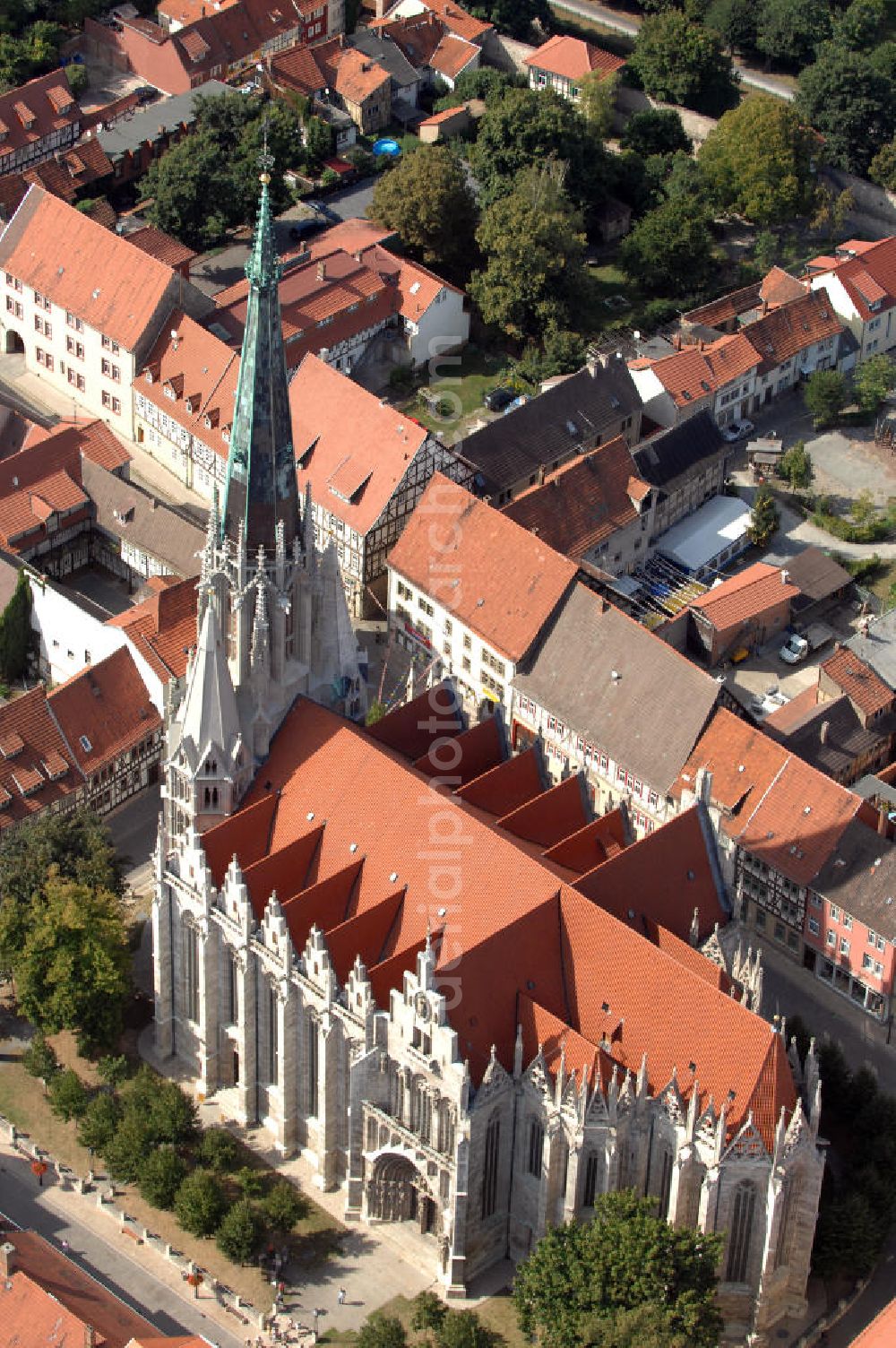 Mühlhausen from the bird's eye view: Blick auf die Marienkirche von Mühlhausen. Die gotische Marienkirche ist nach dem Erfurter Dom die zweitgrößte Kirche Thüringens. Errichtet wurde sie im 14. Jahrhundert. Ihr Mittelturm ist der höchste des Bundeslandes und beträgt 86,7 m. Heutzutage finden keine regelmäßigen Gottesdienste mehr statt, denn seit 1975 ist die Marienkirche keine Pfarrkirche mehr. Jetzt gehört sie zu den Mühlhäuser Museen und stellt das Leben und Wirken des Thomas Müntzers dar. Kontakt: Bei der Marienkirche, 99974 Mühlhausen, Tel.: +49(0)3601 870023, E-Mail: info@muehlhaeuser-museen.de